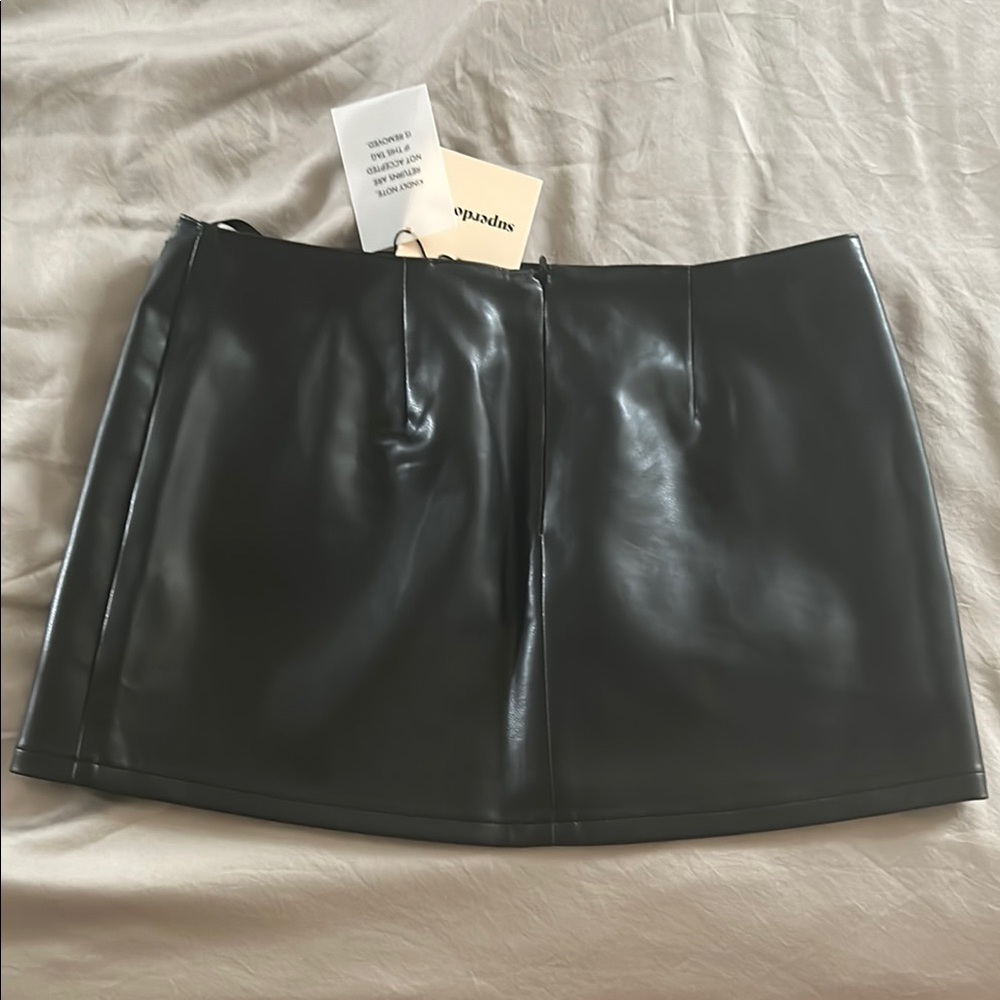 Superdown Black Mini Skirt - Picture 4 of 4